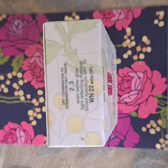 Ecru New Clinique Foundation Even Better Glow SPF 15 - Picture 3 of 4